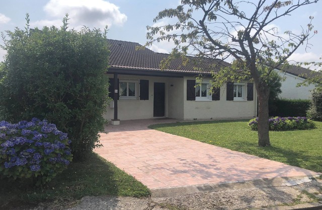 House 3 bedrooms Garden south view Fields Carrefour School Swimming pool Bus Rouen on foot