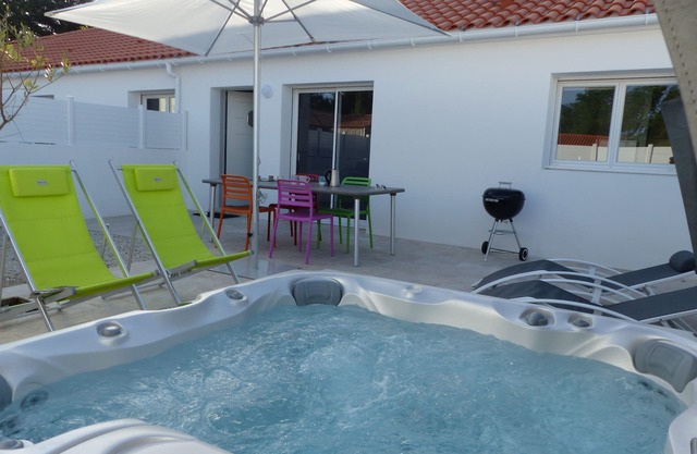 House 3 * near sea and its private hot tub