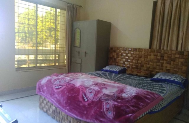 HOUSE, 3 PRIVATE DOUBLE BEDROOMS WITH BATH AND KITCHEN
