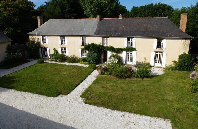 House 315 sqm, Rennes, 15 people, heated pool