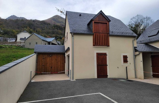 House 5 min from Luz-st-sauveur, 10 min from Luz-Ardiden ski resort.