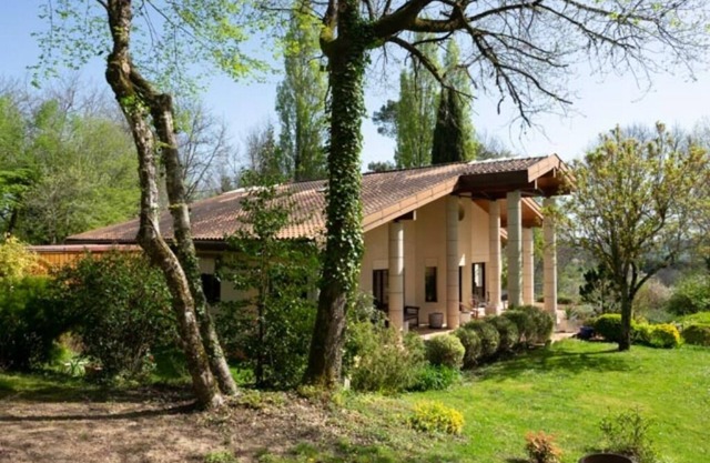 House 5 minutes from the center of Périgueux (two swimming pools, hammam, fitness)