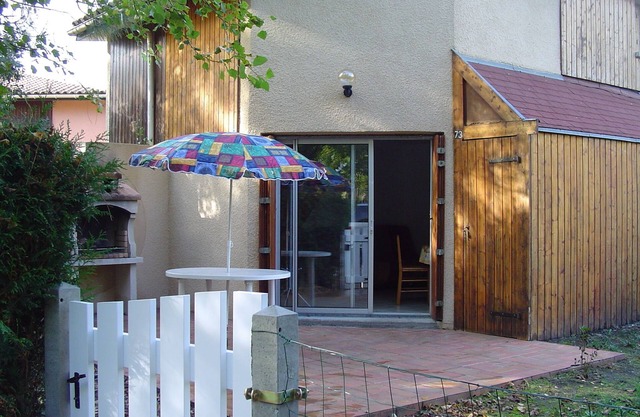 House 5 minutes walk from the lake and the port.