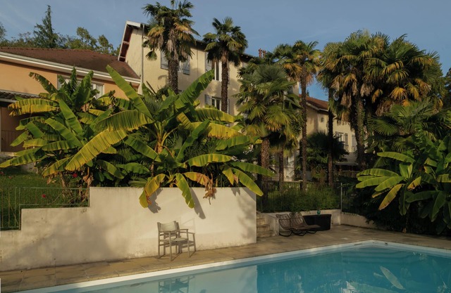 House 6 BR, 18 beds, pool, massages, yoga, park, mountain views, serene retreat