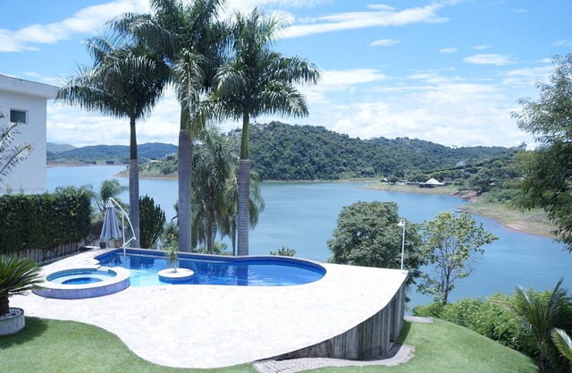 HOUSE A BEIRA DA DPRESA, SWIMMING POOL, CHURRASQ. ORCHARD, 4 DORM. 5 BATH. IN COND. FEC.