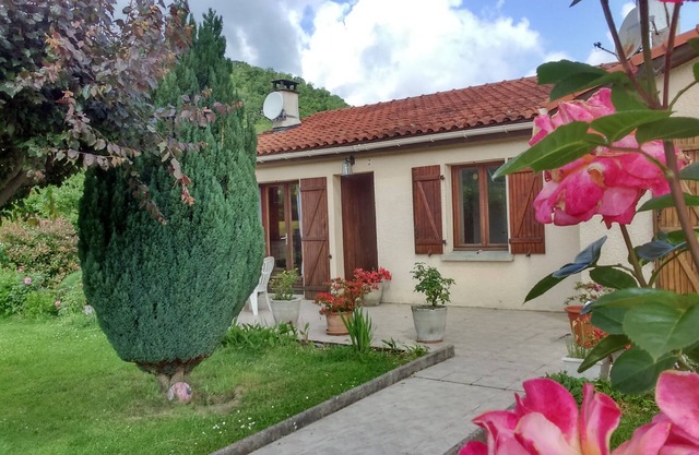 House at the foot of the Pyrenees for family vacations, in a quiet area.