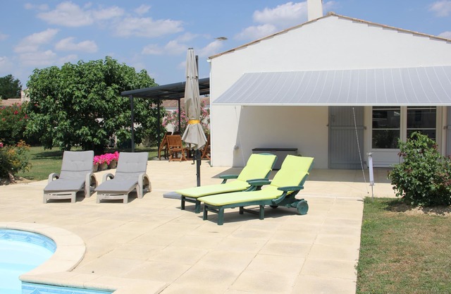 House and PRIVATE heated swimming pool, completely enclosed by walls Pets