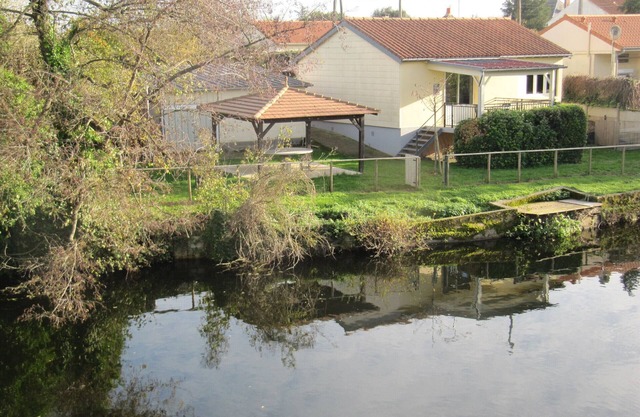 house by the river Terrace in front and behind.