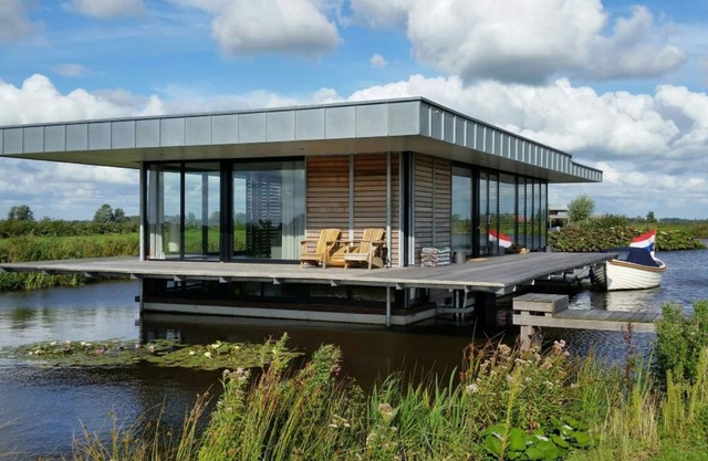 House boat in Goengahuizen with sauna