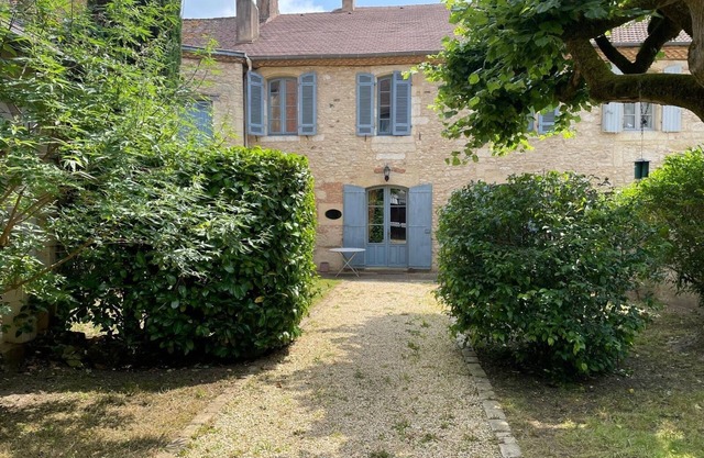 House center town, perigord noir, close to shops, quiet, garden