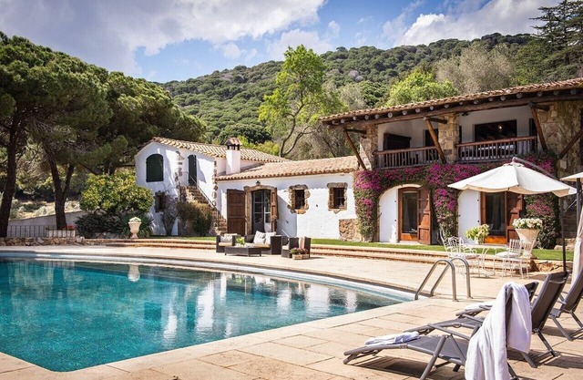 House with pool, 20.000 m2 garden, ping-pong close to the beach for 18 people
