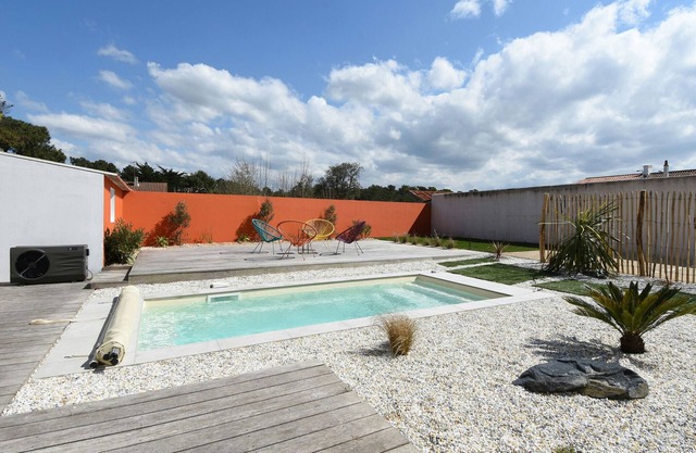 House for 10 with heated pool
