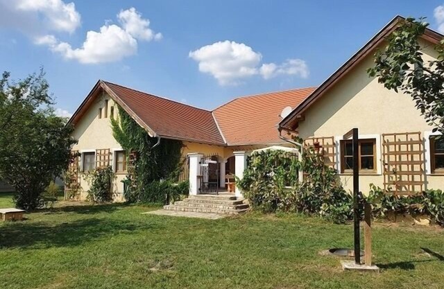 House for 6 guests with 300m² in Lócs (120089)