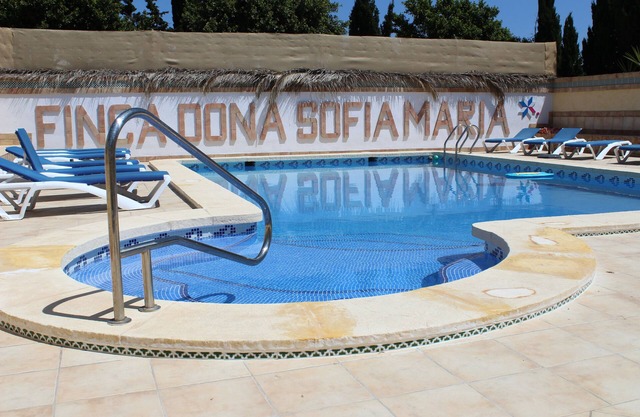 House for 6 people, communal pool, ideal for families, pets allowed.