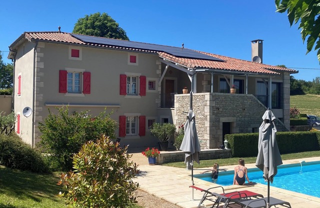 House, good services, pool, green setting, between Quercy and Rouergue