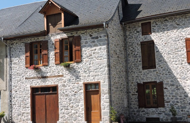 House in beautiful stone walls-a cozy nest in Trein d'Ustou.