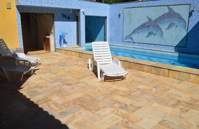 House in cond. with private beach, 4 qtos, pool, barbecue, sauna + court.