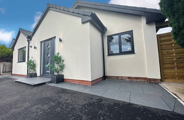 House in Hale With Hot Tub