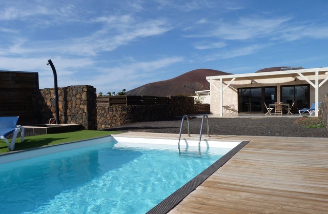 House in Lajares, views of volcanoes, heated pool