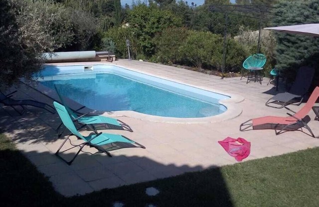 HOUSE IN PROVENCE WITH SWIMMING POOL ' LA GRENOUILLE BLEUE '