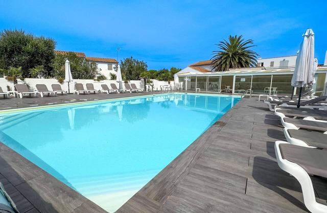 House in residence close to beaches and shops