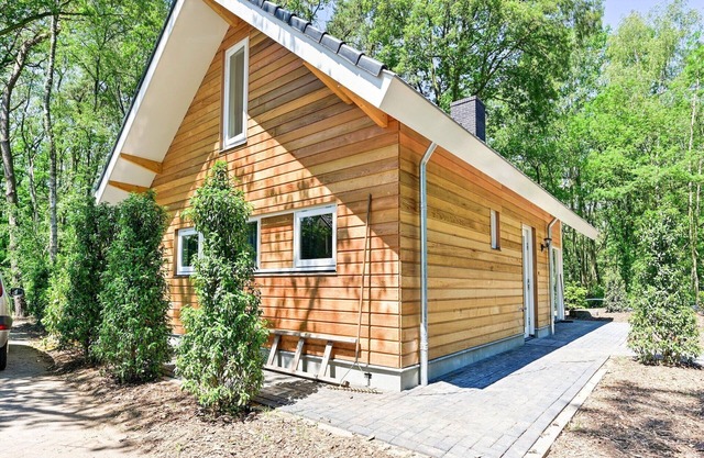 House in Reutum with Jacuzzi & Forest View