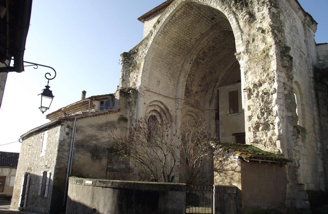 House in Saint-Maurin village of charm and character.