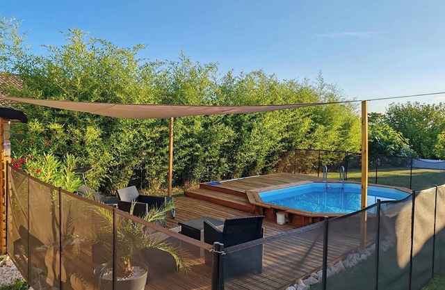 House in the Drôme with swimming pool, at the foot of the Vercors mountains. Pets allowed.