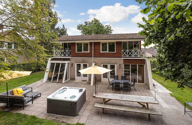 House in Vlagtwedde with Forest Spa & Sauna