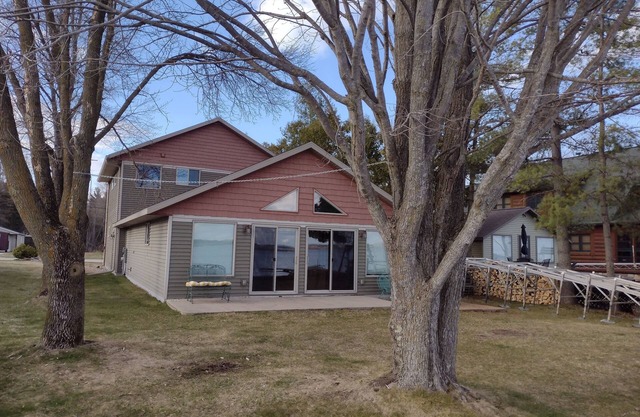 House Lakefront Beautiful Sleeps 12 AC, Wi Fi, 38 minutes to GB