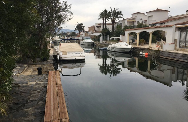 House mooring in a quiet canal-side location (sleeps 4)