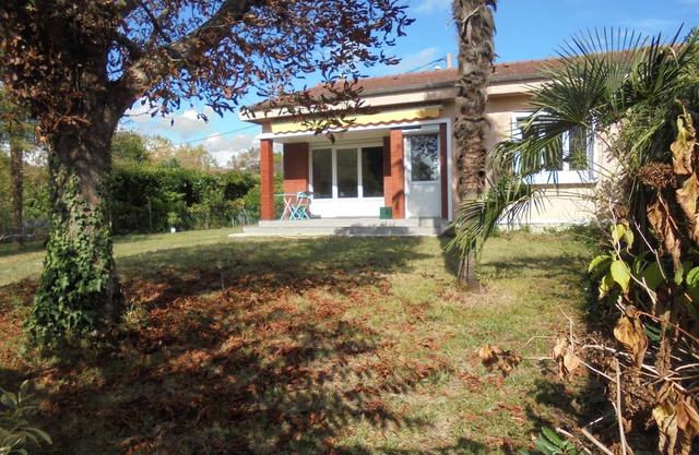 House near Kayak stadium and center of Pau