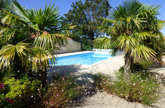 House of 125m2, including veranda. Pool. Land not overlooked.