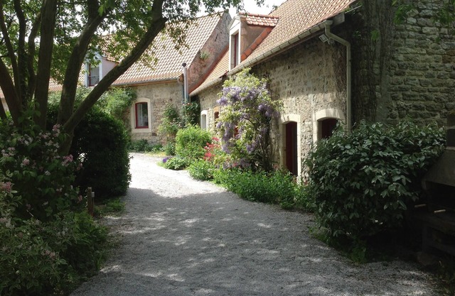 House of the 18th century, warm welcome in a green and pleasant setting