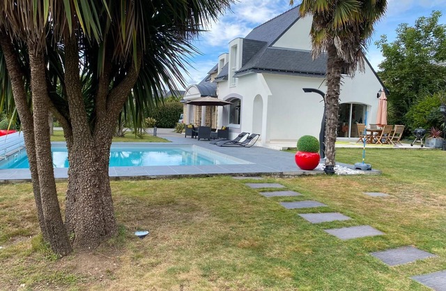 House of the Gulf of Morbihan with swimming pool 15 minutes from the beach