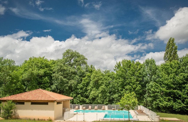 House on holiday park with pool in the Lot