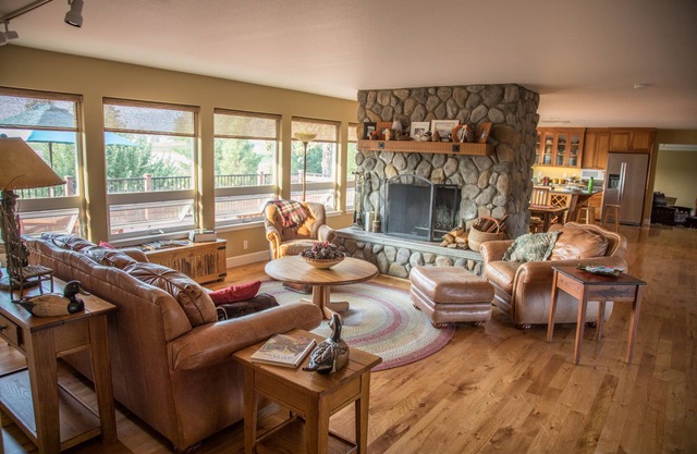 House On The 16th Fairway For Golfers, Anglers, And Hunters