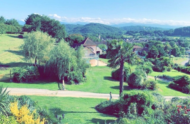 House overlooking the Pyrenees with swimming pool