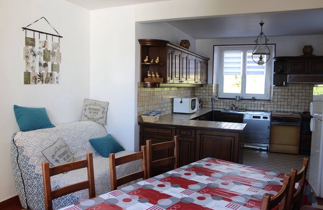 HOUSE SLEEPS 6