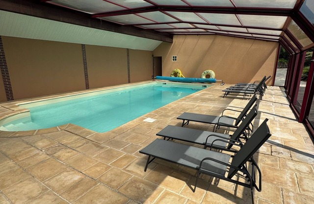 House swimming pool jacuzzi garden 1h from Paris