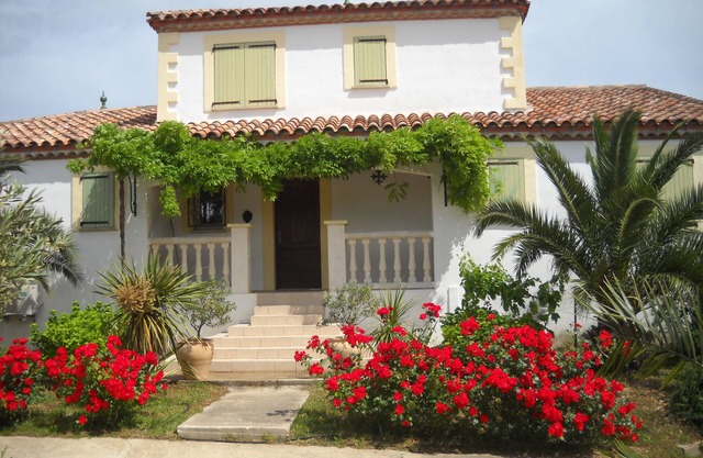 House swimming pool countryside garden parking air conditioning