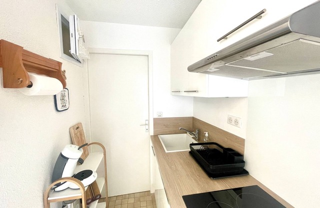 House T2: Courtyard, Parking, 600m to the sea, Quiet area
