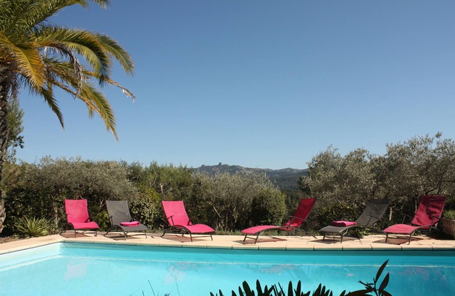 House/Villa - Bouc bel air, 5 bedrooms, 2000 sq meters garden with a swiming pool and a very nice view on montain.