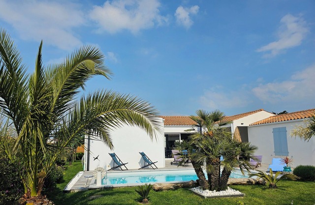 House with swimming pool, patio terrace chai, near town, sea park 3 km away