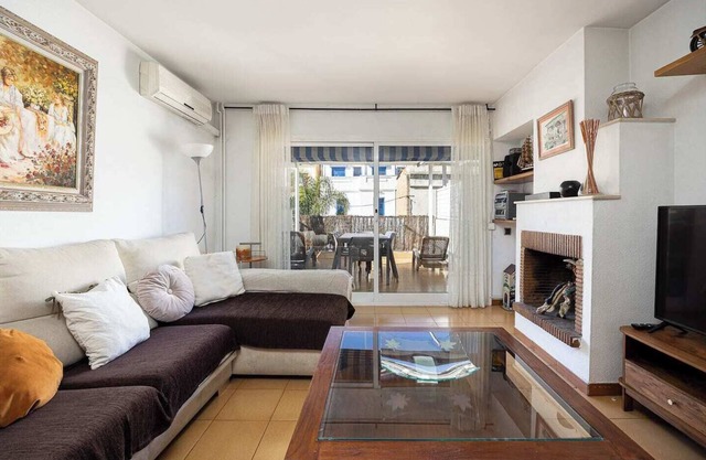 House with 4 bedrooms, 3 bathrooms, located in the old town of Montgat and only 5 minutes from the beach.
