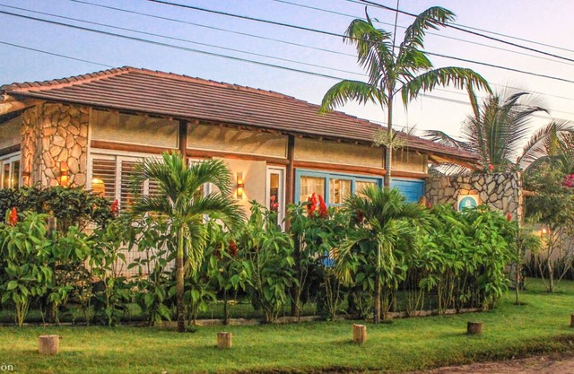 House with 4 suites, 6 bathrooms, barbecue and pool,