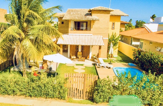 House with 5 suites in a gated community just a few meters from the beach and Hibiscus
