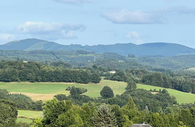 House with breathtaking views of the Monédières mountains. The peace and charm of Corrèze.