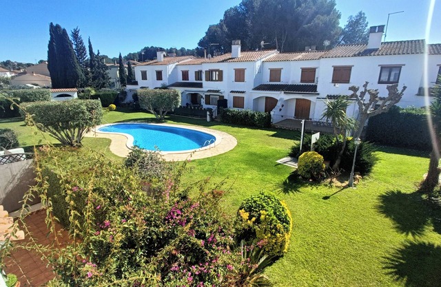 House with community pool 1 km from Empuries beaches