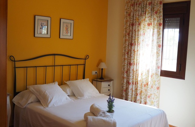 House with fenced garden, ideal for families. Near mountain and Ebro Delta.